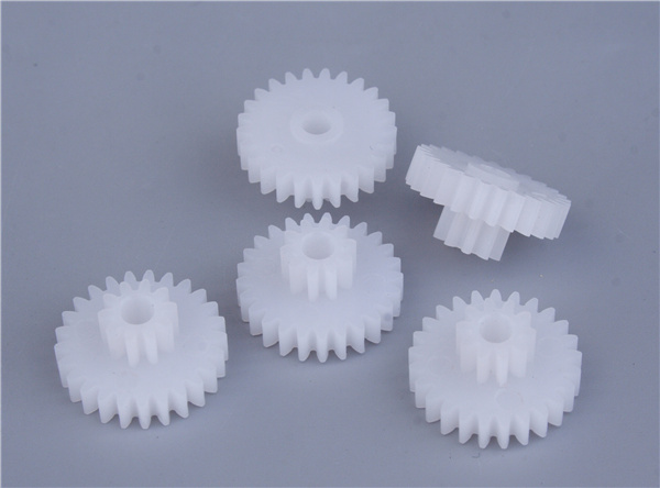 塑料齒輪材料的選擇是根據(jù)你使用的環(huán)境來做決定的，好比如你齒輪使用的地方是玩具用的，選擇用POM齒輪就非常不錯的選擇